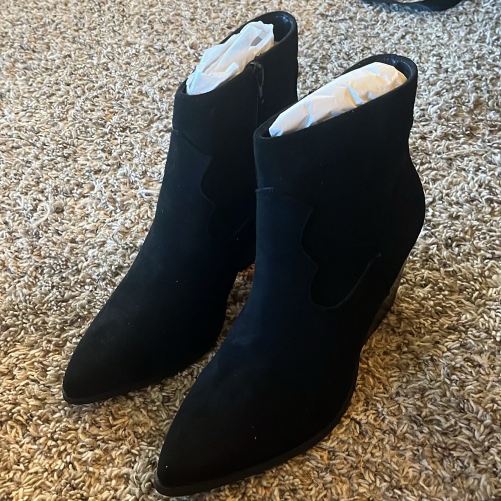NWT/ with box. Vinya Western Booties by Miracle Miles, size 9. Black, suede like